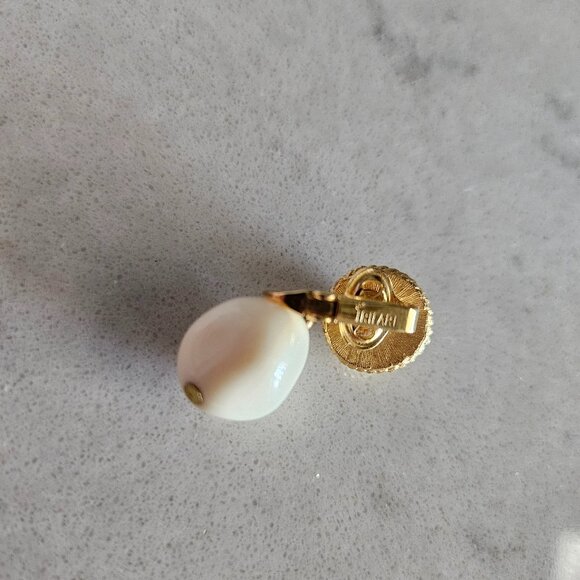 SET OF CREAM BEAD NECKLACE, EARRINGS, MATCHING ENAMEL BRACELET & TURTLE PENDANT - Picture 10 of 15